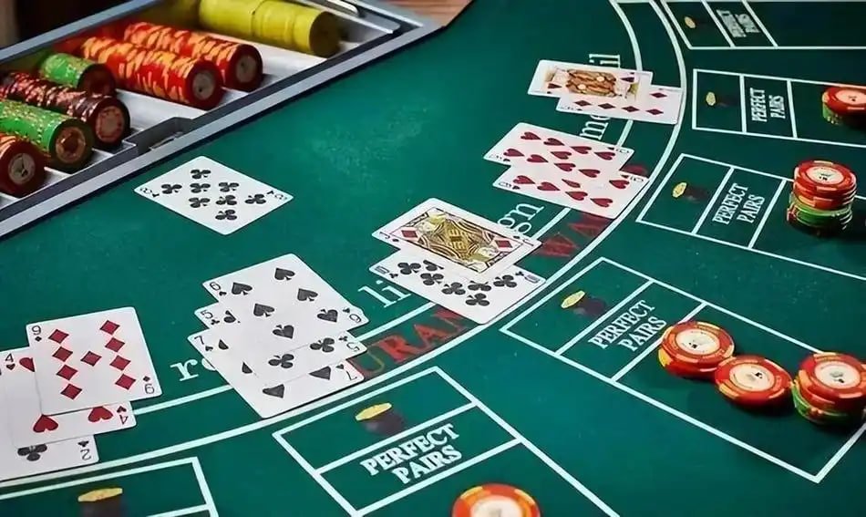 Meja live dealer blackjack Playtech dengan dealer dan kartu real-time